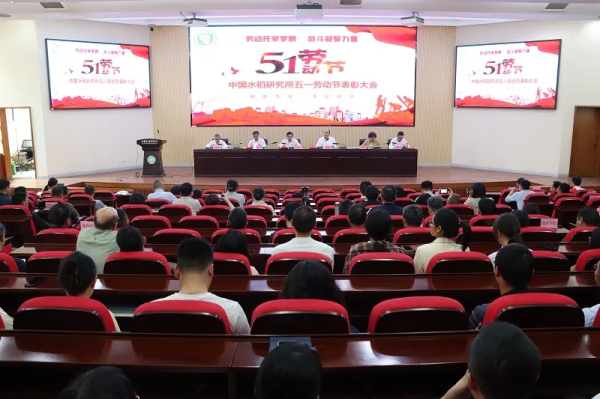 托普云農(nóng)董事長陳渝陽為青年科學(xué)家頒發(fā)“托普數(shù)字農(nóng)業(yè)創(chuàng)新獎(jiǎng)”